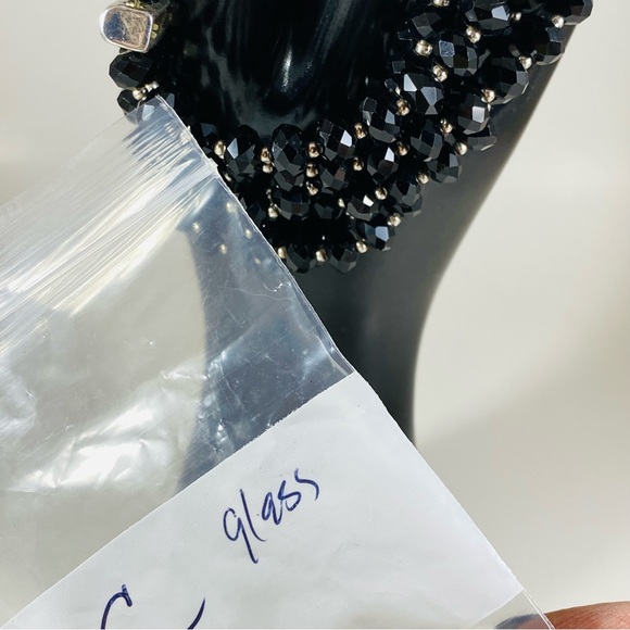 Stunning jet black 6 row crystal stretch bracelet with silver bar embellishment - Picture 5 of 5